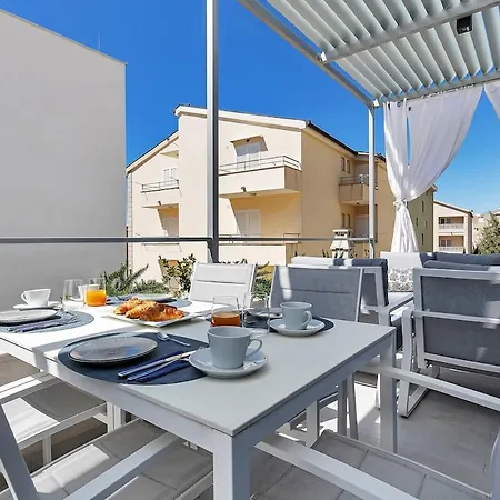 Bamboo House App 3 - Exklusiv ماكارسكا